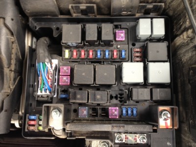 Блок реле и предохранителей под капотом.JPG