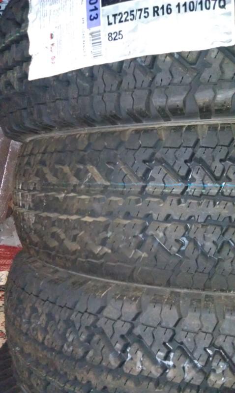 Kumho Road Venture AT 825 225/75R16, 2